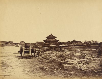 Top van de muur van Pekin met de Chinese kanonnen gericht tegen onze batterijen, 14 oktober 1860 door Felice Beato