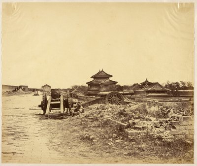 [Top van de Muur van Peking In bezit genomen op 14 oktober 1860 met de Chinese kanonnen gericht op onze batterijen]. door Felice Beato
