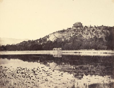 Zicht op het Keizerlijk Zomerpaleis, Yuen-Ming-Yuen, na de brand, genomen vanaf het meer, Peking, 18 oktober 1860 door Felice Beato