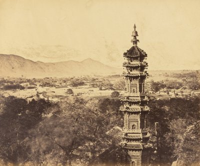 Zicht op het Zomerpaleis. Yuan Ming Yuan Pagode. Voor de brand, Peking, 18 oktober 1860 door Felice Beato