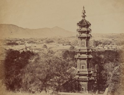 Uitzicht op het Zomerpaleis Yuen Min Yuen, Peking, met de Pagode voor de Verbranding, Oktober 1860 door Felice Beato