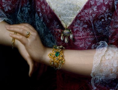 Portret van Anna Opulich, detail van hanger en armband door Felice Schiavoni