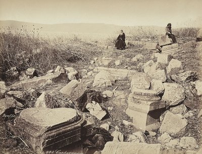 Een monnik en een man met een geweer poseren, zittend op enkele ruïnes, nabij Kafarnaüm door Félix Bonfils