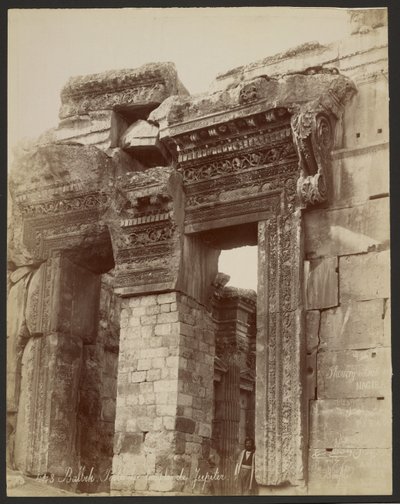 Baalbek, poort van de tempel van Jupiter door Félix Bonfils