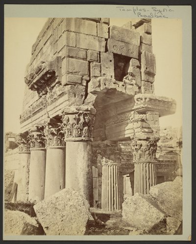 Detail van de kapitelen van de pronaos van Baalbek door Félix Bonfils