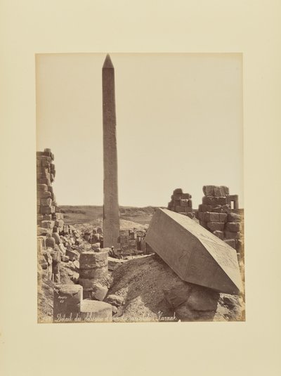 Detail van de obelisken en de binnenplaats met de kariatiden - Karnak door Félix Bonfils