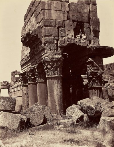 Details van de kapitelen van de zuilen van de Tempel van Jupiter - Baalbek door Félix Bonfils