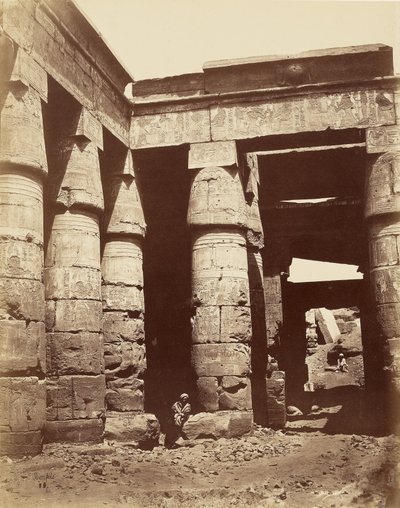 Interieur van de eerste binnenplaats van de tempel van Ramses III in Karnak [Thebe] door Félix Bonfils