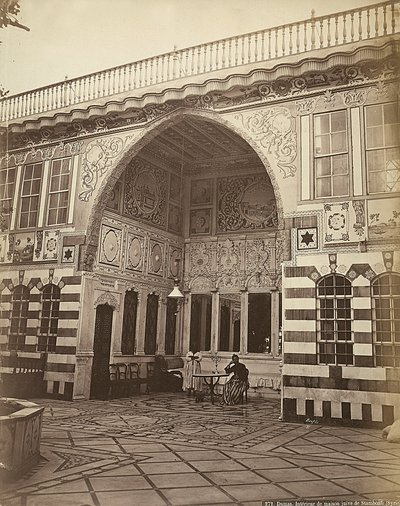 Interieur van een Joods huis in Stambouli, Syrië. Twee vrouwen onder een portiek door Félix Bonfils