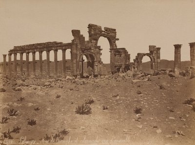 Palmyra: overzicht van de triomfboog en de zuilengalerij door Félix Bonfils