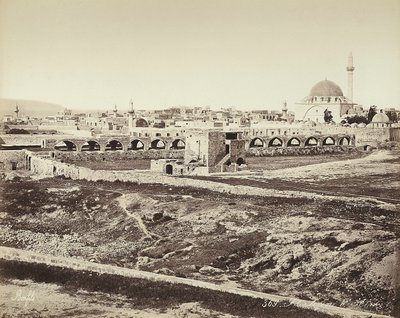 Panoramisch uitzicht op een bevolkt gebied met een moskee, in Israël door Félix Bonfils