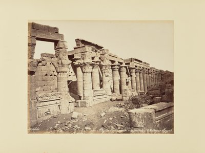 Philae. Zuilengang van Isis, genomen vanaf de obelisk (Egypte) door Félix Bonfils
