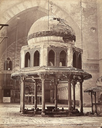 De fontein van de ablutie, in de moskee van Sultan Hassan, in Caïro, Egypte door Félix Bonfils
