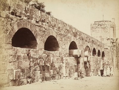 Uitzicht op de stadsmuren van Heliopolis of Baalbek, oude Syrische stad, nu Libanon. Een groep mensen verzameld bij de muur door Félix Bonfils