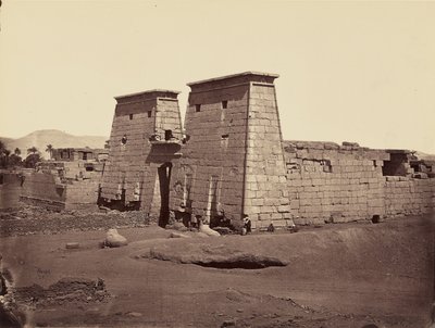Algemeen gezicht op de tempel van Ramses III, Karnak, Thebe door Félix Bonfils
