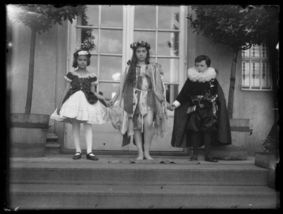 Kinderen van Ferdinand in vrouwenpak door Ferdinand Schmutzer