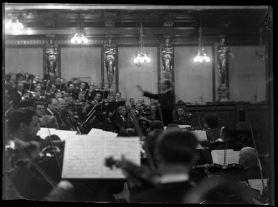 Orkestrepetitie van het Weense lid van een filharmonisch orkest door Ferdinand Schmutzer