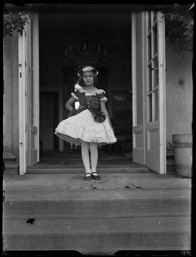 Afbeelding van Susanne Sordidness (1911-1991) als kind in kostuum door Ferdinand Schmutzer