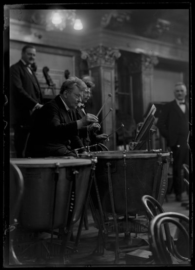 Slagmechanisme van het Weense lid van een filharmonisch orkest door Ferdinand Schmutzer