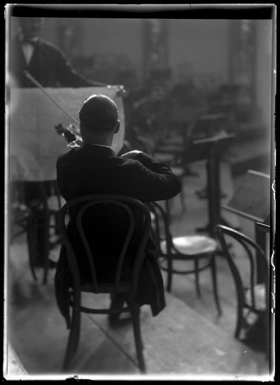 Violist van de Weense leden van een filharmonisch orkest door Ferdinand Schmutzer