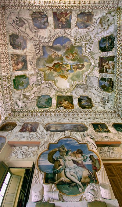 Zicht op de Sala degli Stucchi door Ferdinando Galli and Bibiena Francesco Galli Bibiena