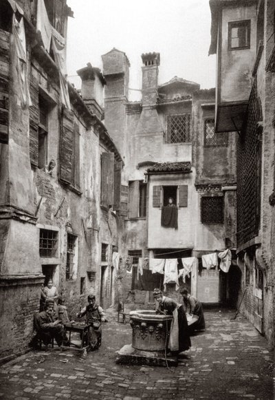 Een binnenplaats omringd door gebouwen in Venetië, c.1880 door Ferdinando Ongania