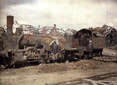 Uitgebrande locomotief en spoorwegwagen voor de ruïnes van de zwaar beschadigde Vauxrot distilleerderij, Cuffies, Aisne, Frankrijk, 1917 door Fernand Cuville
