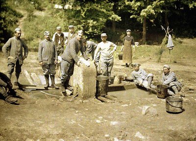 Groep Franse soldaten die de was doen bij een put, Soissons, Aisne, 1917 door Fernand Cuville