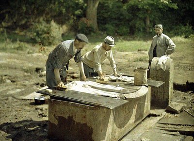 Drie Franse soldaten doen de was bij een put, Soissons, Aisne, Frankrijk, 1917 door Fernand Cuville