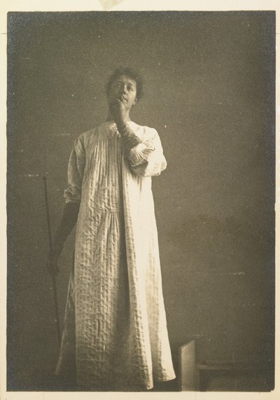 Vrouw in overhemd, hand voor de mond door Fernand Khnopff