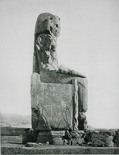 Kolossaal standbeeld, Tempel van Amenhotep III (ca. 1417-1379 v.Chr.) Thebe, gepubliceerd ca. 1900 (fotogravure) door Fils Goupil