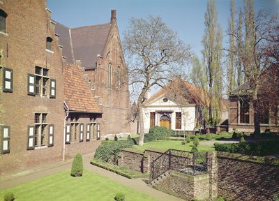Uitzicht op het Huis van de Abdis, de refter en een slaapzaal door Flemish School
