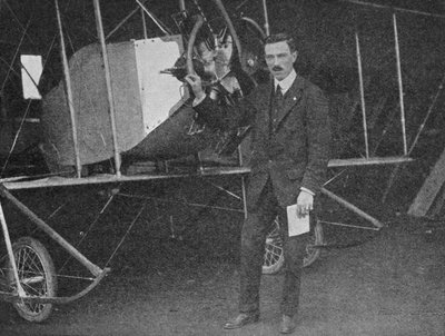 Een van de beste instructeurs: Lewis WF Turner bij een Caudron-trainingsbiplane, 1913 1934 door Flight Photo