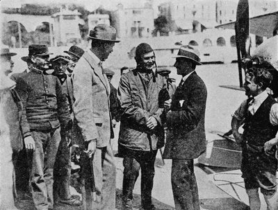 De Schneider Trofee: Howard Pixton in gesprek met Jacques Schneider na zijn overwinning, 1914 1934 door Flight Photo