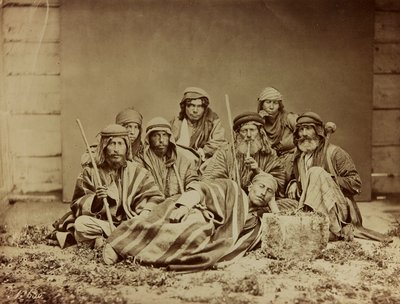 Album Damas et Baalbek: Een groep inheemse Syriërs in traditionele kleding door Félix Bonfils
