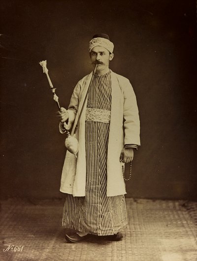 Album Damas et Baalbek: Portret van een man met een waterpijp door Félix Bonfils