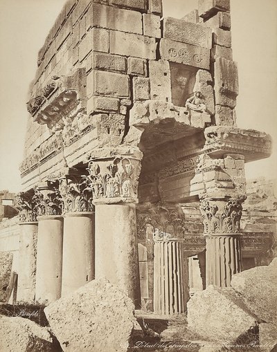 Detail van de pronaos van de Tempel van Bacchus, in de archeologische zone van Heliopolis of Baalbek, oude Syrische stad, nu Libanon door Félix Bonfils