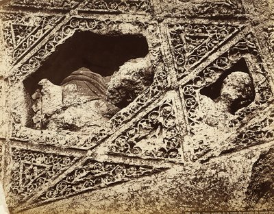 Detail van de beeldhouwdecoratie in een tempel, in de archeologische zone van Heliopolis of Baalbek, oude Syrische stad, nu Libanon door Félix Bonfils