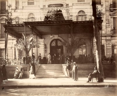 Ingang van Hotel Shepheard in Caïro door Félix Bonfils