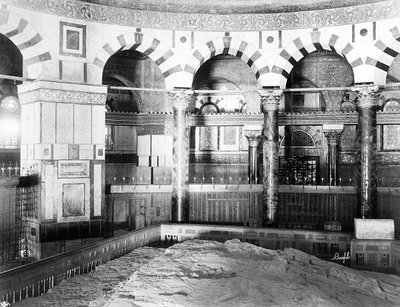Interieur van de Omar-moskee in Jeruzalem. Twee rijen pilaren en marmeren zuilen omringen de rots die heilig is voor de Joden en de Moslims door Félix Bonfils