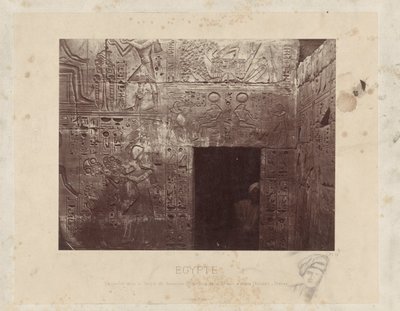 Man in een deuropening in de tempel van Ramses III in Egypte door Félix Bonfils