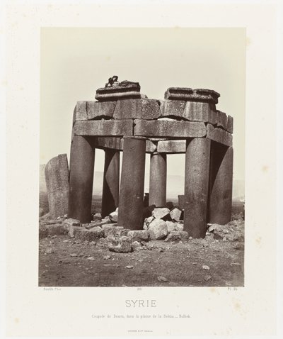 Man op de qubba van Douris, nabij Baalbek door Félix Bonfils