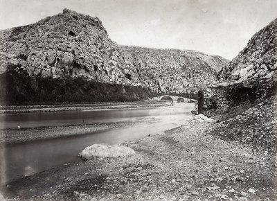 Nahr el-Kalb (de rivier van de hond) tussen de bergen van Libanon, nabij Beiroet, in Palestina door Félix Bonfils