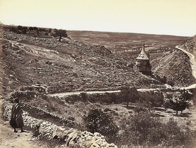 Panoramisch uitzicht op de Vallei van Cedron of Josafat, met het graf van Absalom, aan de rand van Jeruzalem. Een man kijkt naar het uitzicht vanaf de straat door Félix Bonfils