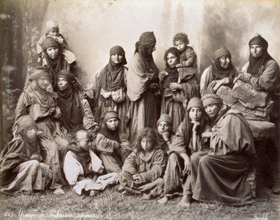 Portret van een groep Syrische bedoeïenen in eenvoudige etnische kleding door Félix Bonfils