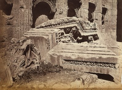 Ruïnes van een fries van de Tempel van Jupiter of de Zon, in de archeologische zone van Heliopolis of Baalbek, oude Syrische stad, nu Libanon door Félix Bonfils