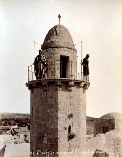 Twee muezzins roepen de gelovigen tot gebed vanaf de top van een minaret door Félix Bonfils