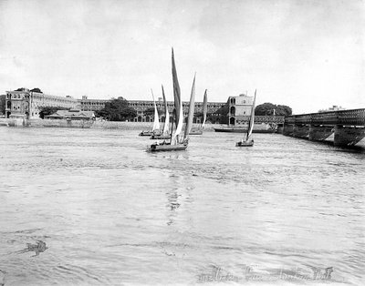Uitzicht op de kazerne met uitzicht op de Nijl bij de Kasr-brug, in Caïro, Egypte door Félix Bonfils