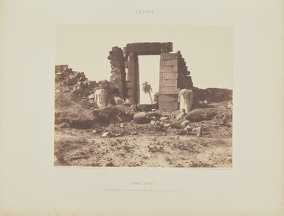 Karnak (Thebe). Eerste pyloon - Ruïnes van de poort en de kolossen, gezien vanaf punt E door Félix Teynard