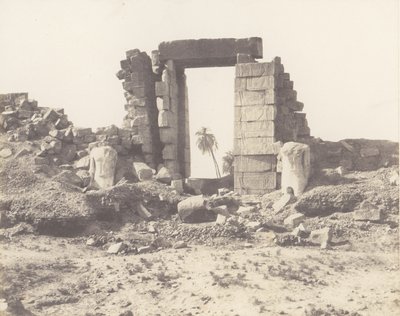 Karnak Thebe, Eerste Pylon - Ruïnes van de Poort en de Kolossen, 1851-52, gedrukt 1853-54 door Félix Teynard